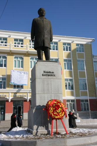 Жамбын Батмөнхийн хөшөөнд цэцэг өргөж, хүндэтгэл үзүүлнэ